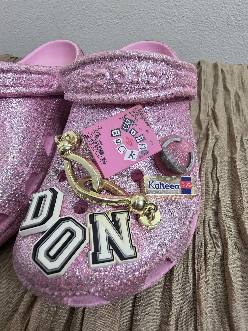 Crocs Mean Girls Pink Glitter Classic Clogs Women’s 7 Men’s 5 - Picture 3 of 16